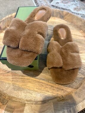 Plush Brown Faux-Fur Slide Slippers — Soft Comfort